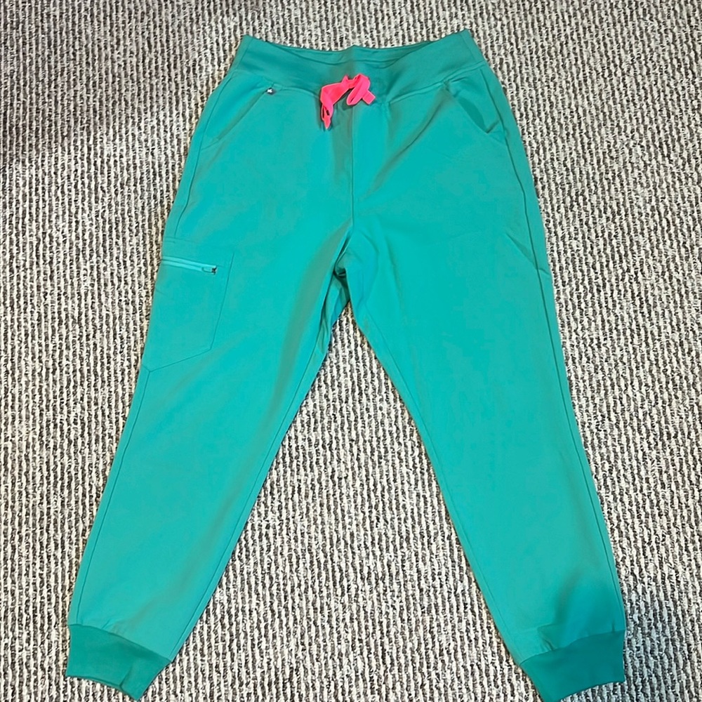 FIGS. MEDIUM. PETITE. SURGICAL GREEN